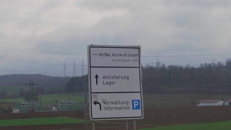 Singen-Sie-Vor-Dem-Atomkraftwerk-In-Neckarwestheim,-Deutschland---Einem-Der-Letzten-Atomkraftwerke-In-Deutschland,-Das-Seinen-Atomausstieg-Im-April-2023-Symbolisiert