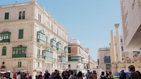 Muchos-Turistas-En-La-Plaza-Frente-Al-Parlamento-Maltés-En-La-Valeta,-Malta