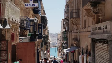 Turista-Caminando-Por-Las-Calles-De-La-Valeta-En-La-Nación-Insular-De-Malta-En-El-Mediterráneo.