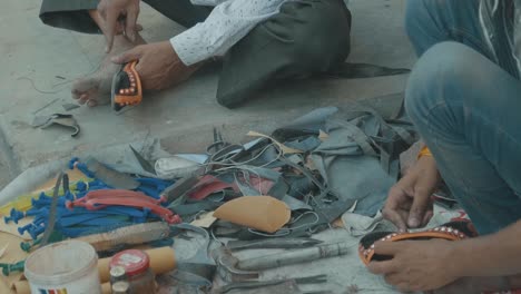 Ein-Schneider-Schneidert-Auf-Den-Straßen-Indiens-Ein-Schönes-Paar-Schuhe