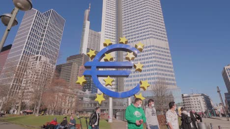 Euro-Zeichen-Im-Zentrum-Von-Frankfurt,-Deutschland