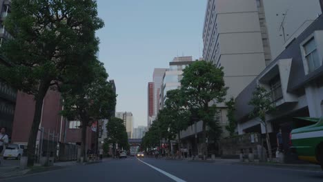 Autos-Und-Taxis-Fahren-Am-Frühen-Abend-Durch-Die-Straßen-Von-Tokio,-Japan