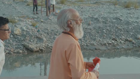 Ein-Alter-Indischer-Guru,-Der-Entlang-Des-Ganga-Flusses-In-Rishikesh,-Indien,-Spaziert