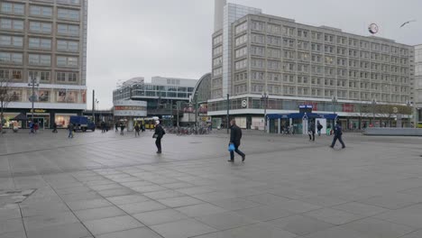 Menschen,-Die-An-Einem-Bewölkten-Tag-Während-Der-Covid-19-Pandemie-Am-Alexanderplatz-In-Berlin-Mitte-Spazieren