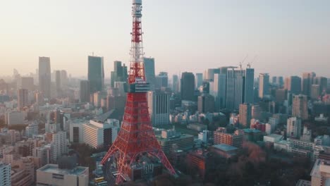 Schöne-Weite-Drohnenaufnahme-Des-Berühmten-Tokyo-Tower-In-Tokio,-Japan