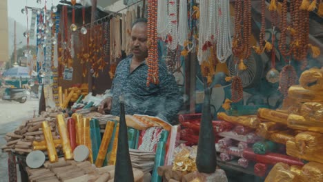 Indische-Einheimische-Kaufen-Artikel-Von-Einem-Straßenhändler-Marktstand-In-Delhi