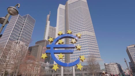 Banco-Central-Europeo-En-Frankfurt,-Alemania,-Con-El-Signo-Del-Euro