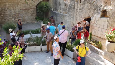Tourists-wait-to-enter-the-tomb-of-Jeus-in-the-Garden-Tomb,-Jersualem,-Israel