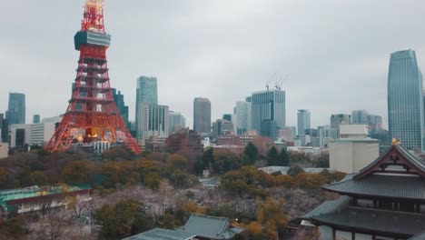 Stadtbild-Von-Tokio-Mit-Dem-Tokyo-Tower-Und-Den-Tempeln-Im-Vordergrund-Und-Mehreren-Wolkenkratzern-Im-Hintergrund
