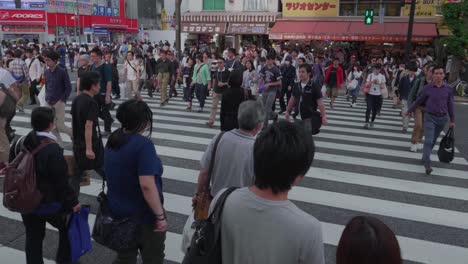 Gente-Cruzando-En-Una-Intersección-Muy-Transitada-En-Tokio.