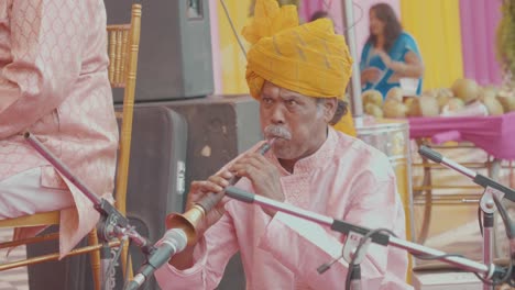 Alter-Indischer-Mann,-Der-In-Einer-Hochzeitsband-Eine-Traditionelle-Flöte-Spielt