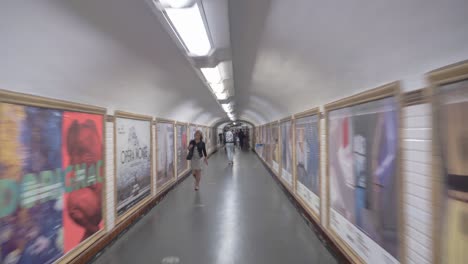 Bewegender-Zeitraffer-Durch-Das-öffentliche-Verkehrssystem-Des-U-Bahn-Tunnels-In-Paris,-Frankreich