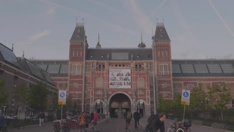 El-Famoso-Rijksmuseum-De-Amsterdam-En-Una-Tarde-Soleada