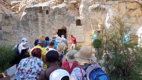 Tourists-wait-to-enter-the-Tomb-of-Jesus-in-the-garden-tomb,-Jerusalem,-Israel