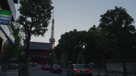 Auf-Den-Straßen-Von-Tokio-Fahren-Viele-Taxis-Mit-Dem-Berühmten-Tokyo-Tower-Im-Hintergrund,-Der-Den-Immensen-Verkehr-In-Der-Stadt-Anzeigt