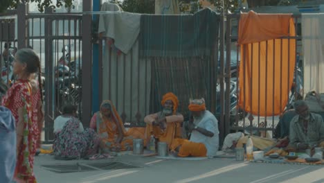 Inder-Gehen-An-Mehreren-Hinduistischen-Gururs-In-Rishikesh,-Indien-Vorbei