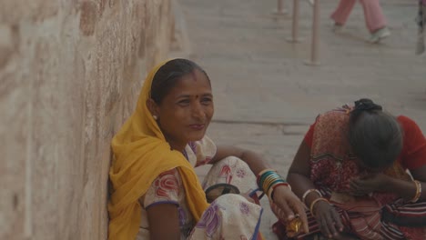 Gruppe-Indischer-Frauen-Auf-Der-Straße-In-Indien,-Gekleidet-In-Traditionellen-Orangefarbenen-Saris-Mit-Übergang