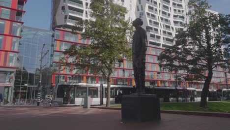 Centro-De-Rotterdam,-Países-Bajos,-En-Un-Hermoso-Día-Soleado-Con-Mucha-Gente-Caminando-Por-Las-Calles.