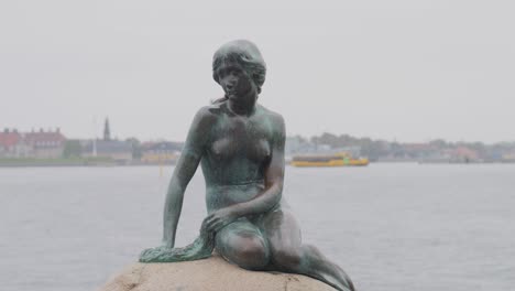 La-Sirenita-En-Copenhague,-Dinamarca.