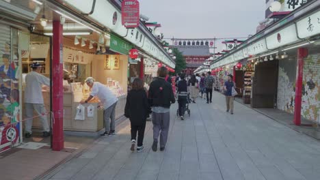 People-walking-towards-the-famous-Asakusa-Temple-in-Tokyo,-Japan