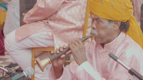 Alter-Indischer-Mann,-Der-In-Einer-Hochzeitsband-Eine-Traditionelle-Flöte-Spielt