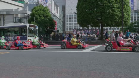 Touristen-Auf-Gokarts-Fahren-In-Mario-Kart-Kostümen-Durch-Die-Straßen-Von-Tokio