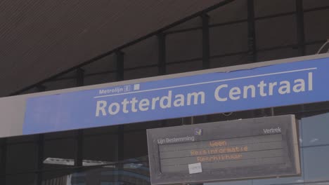 Estación-Central-De-Trenes-De-Rotterdam-En-Un-Hermoso-Día-Nublado