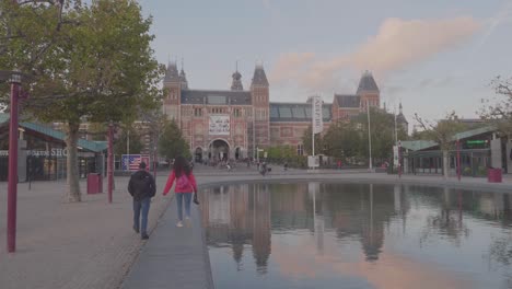 Rijksmuseum-in-Amsterdam-with-tourists-walking-in-front-of-it