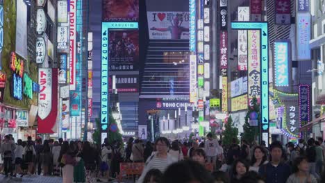 Concurrida-Calle-De-Vida-Nocturna-En-El-Distrito-De-Shinjuku-En-Tokio,-Japón,-Con-Muchas-Luces-LED.