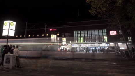 Timelapse-of-the-Train-Station-in-Duesseldorf,-Germany-at-night