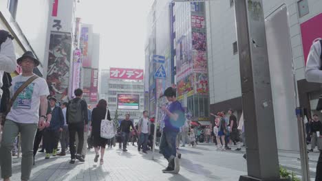Bewegung-Durch-Menschen,-Die-Auf-Einer-Belebten-Straße-In-Tokio,-Japan,-Gehen