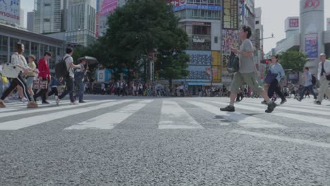 Una-Enorme-Intersección-En-Tokio,-Japón,-Donde-La-Gente-Cruza-La-Calle-En-Un-Día-Soleado