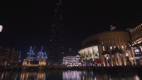 Burj-Khalifa-Von-Der-Dubai-Mall-Aus-Gesehen,-In-Dubai,-Vereinigte-Arabische-Emirate