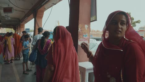Gente-Caminando-Por-Las-Calles-De-La-Ciudad-Rosa-De-Jaipur-En-India