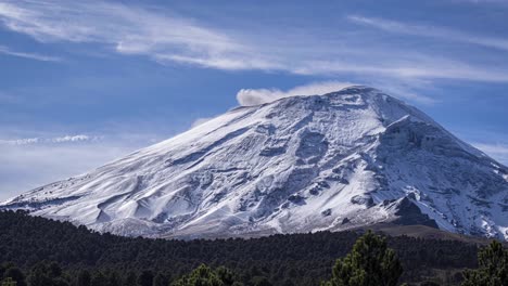 Lapso-De-Tiempo-Del-Volcán-Activo-Popocatépetl-Con-Vapor-Y-Fumarola-De-Humo