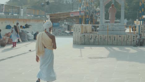 Ein-Einsamer-Hinduistischer-Guru,-Der-In-Indien-In-Der-Prallen-Sonne-Spaziert