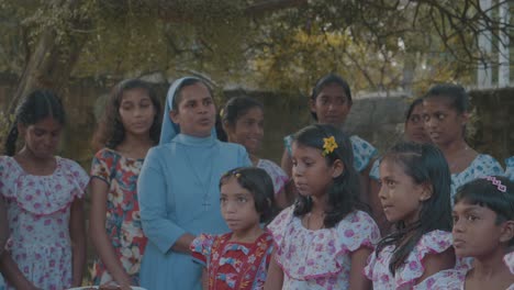 Monja-Católica-Supervisando-A-Varios-Niños-De-Escuela-En-Sri-Lanka-Mostrando-La-Influencia-De-La-Religión-En-Un-País-No-Secular