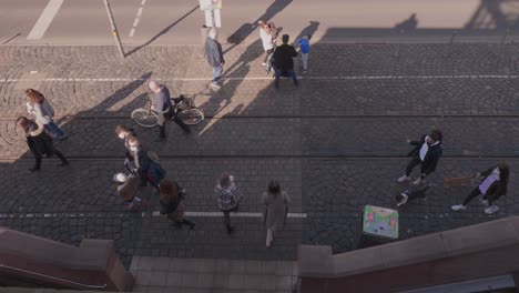 Gente-Caminando-Por-Un-Paso-Subterráneo-En-Frankfurt,-Alemania-Durante-La-Pandemia-De-Covid-19