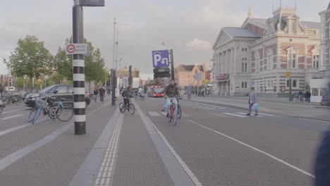 Muchas-Bicicletas-En-Las-Calles-De-Amsterdam,-Países-Bajos