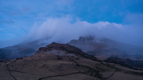 Lapso-De-Tiempo-De-4k-Del-Volcán-Iztaccíhuatl-Con-Nubes-Y-Nieve-Al-Atardecer