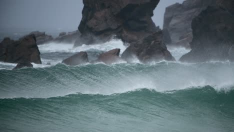 Perfekte-Wellen,-Die-Sich-Entlang-Einer-Felsigen-Küste-Mit-Einer-Starken-Offshore-Brise-In-Schottland-Brechen