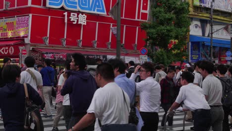 Gente-Cruzando-Una-Intersección-Muy-Transitada-En-Tokio