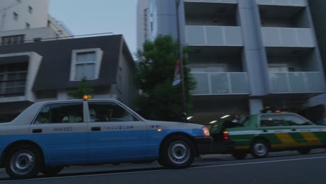 Coches-Y-Taxis-Circulando-Por-Las-Calles-De-Tokio,-Japón,-A-Primera-Hora-De-La-Tarde.