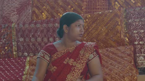 Una-Mujer-Vestida-De-Rojo-Tradicional-De-La-India-Sentada-En-Una-Tienda-De-Campaña-Roja-En-Delhi,-India