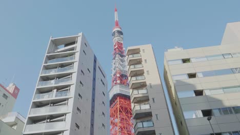 Tokyo-Tower-Im-Zentrum-Von-Tokio,-Japan,-Gesehen-Zwischen-Einigen-Hohen-Wohngebäuden
