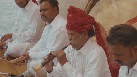 Ein-Sehr-Alter-Indischer-Mann,-Der-Flöte-In-Einer-Traditionellen-Indischen-Band-Spielt