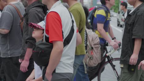 Gente-Cruzando-En-Un-Paso-De-Peatones-Muy-Transitado-En-Tokio,-Japón
