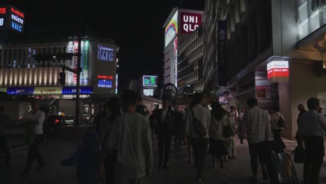 Mucha-Gente-Caminando-Por-El-Distrito-De-Vida-Nocturna-Shinjuku-En-Tokio,-Japón,-Por-La-Noche