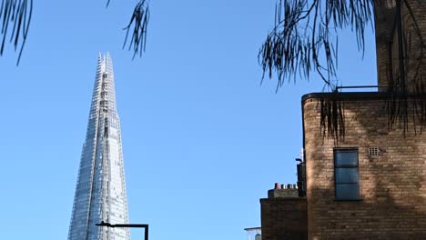 Place-in-Southwark-with-a-balcony-looking-up-towards-The-Shard,-London,-United-Kingdom