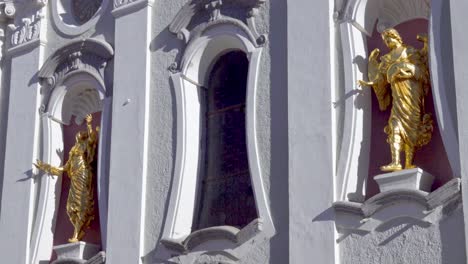 Hauptfassade-Der-Pfarrkirche-St.-Michael-Mit-Nischen-Mit-Statuen-Und-Einem-Fenster-In-Innichen---Innichen,-Südtirol,-Italien